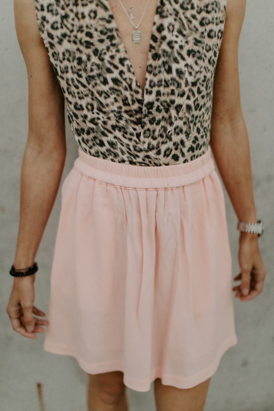 Meisje in een roze rokje en luipaardprint body