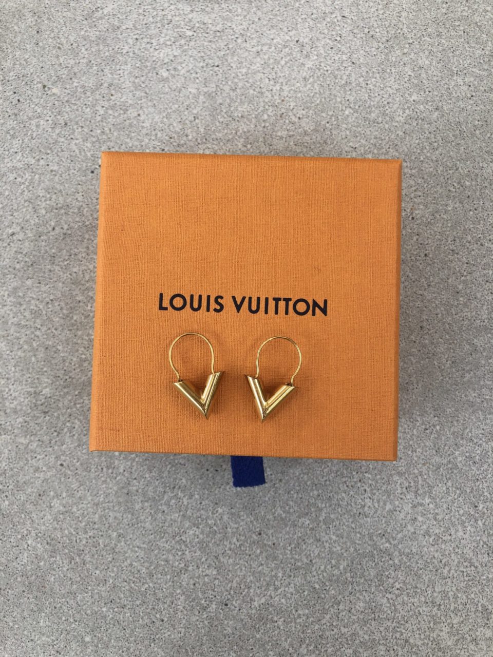 Louis Vuitton Essential V hoops