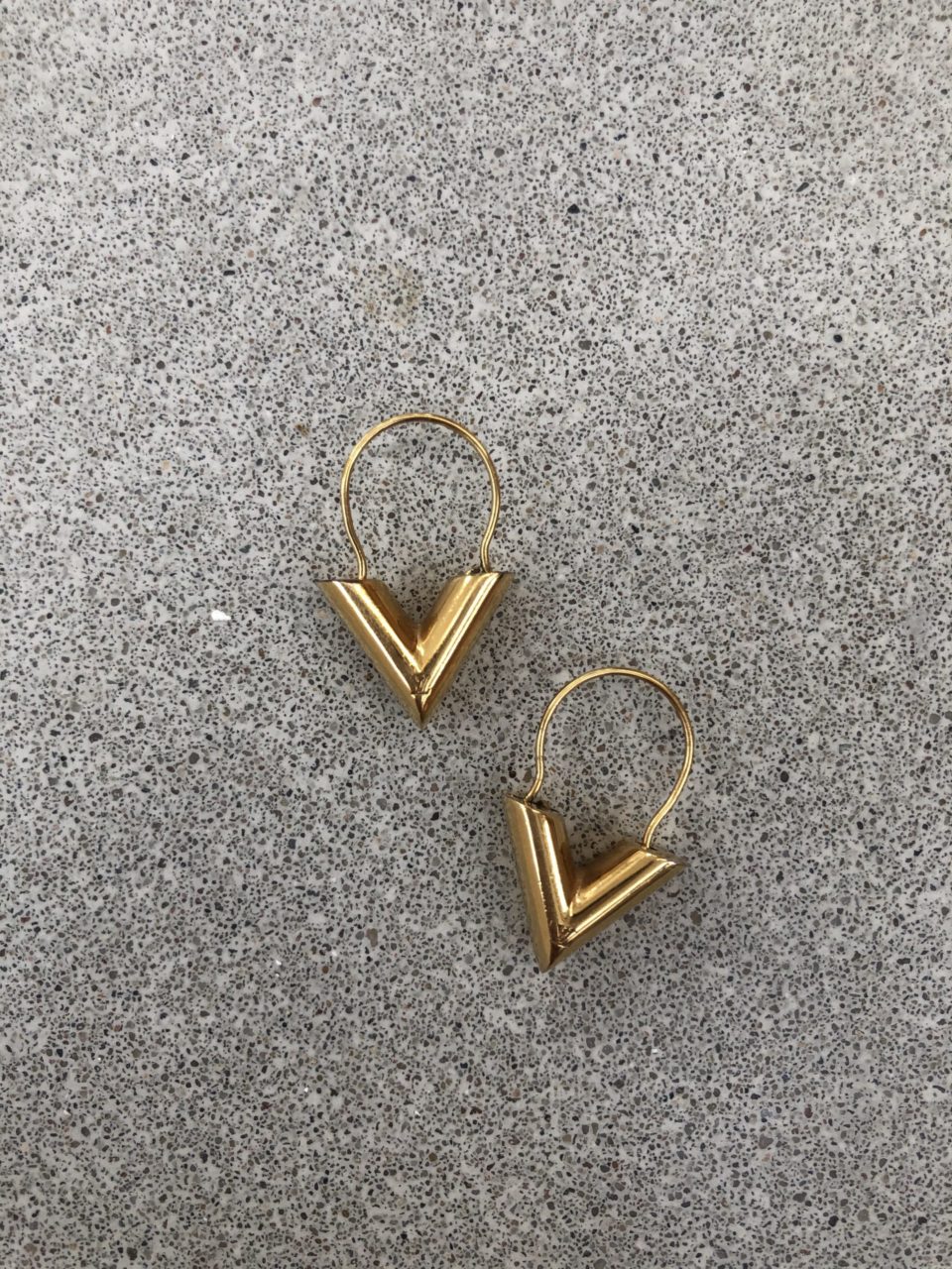 Louis Vuitton Essential V hoops