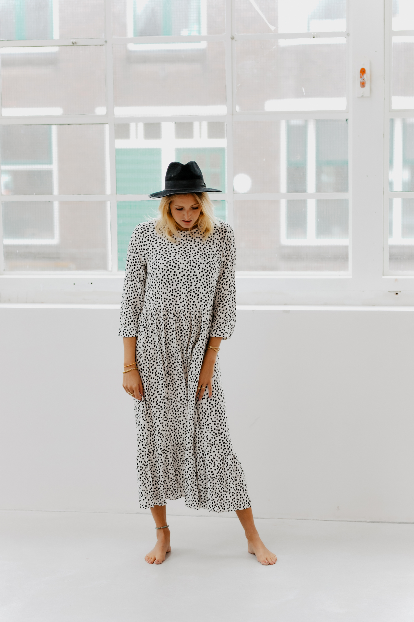 Zara Maxi-jurk lichtgrijs-bruin gestippeld casual uitstraling Mode Jurken Maxi-jurken 