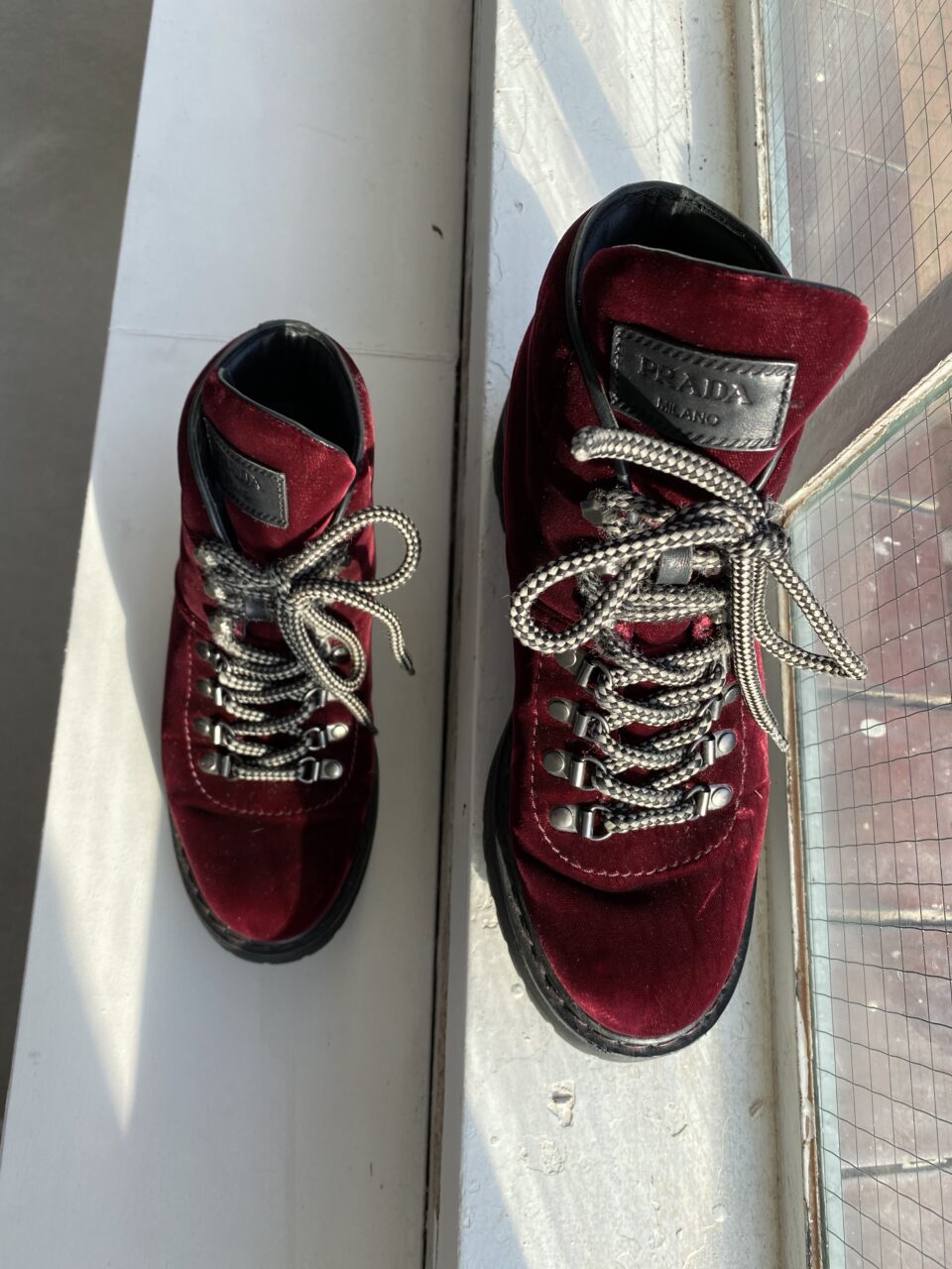 Rood fluwelen Prada boots